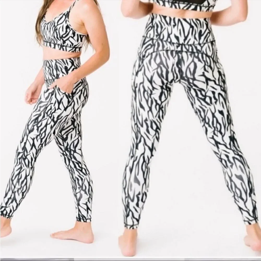 EUC WOMEN SIZE 4 ZYIA ACTIVE SAFARI POCKET BRILLIANT HI-RISE 7/8 ZEBRA LEGGINGS